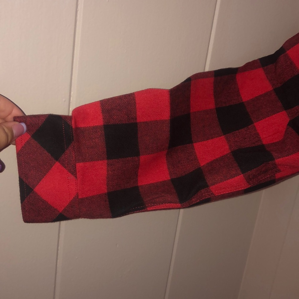 🌺4/$20 or 5/$25🌺Red & Black Plaid Flannel Long Sleeve - Picture 4 of 8